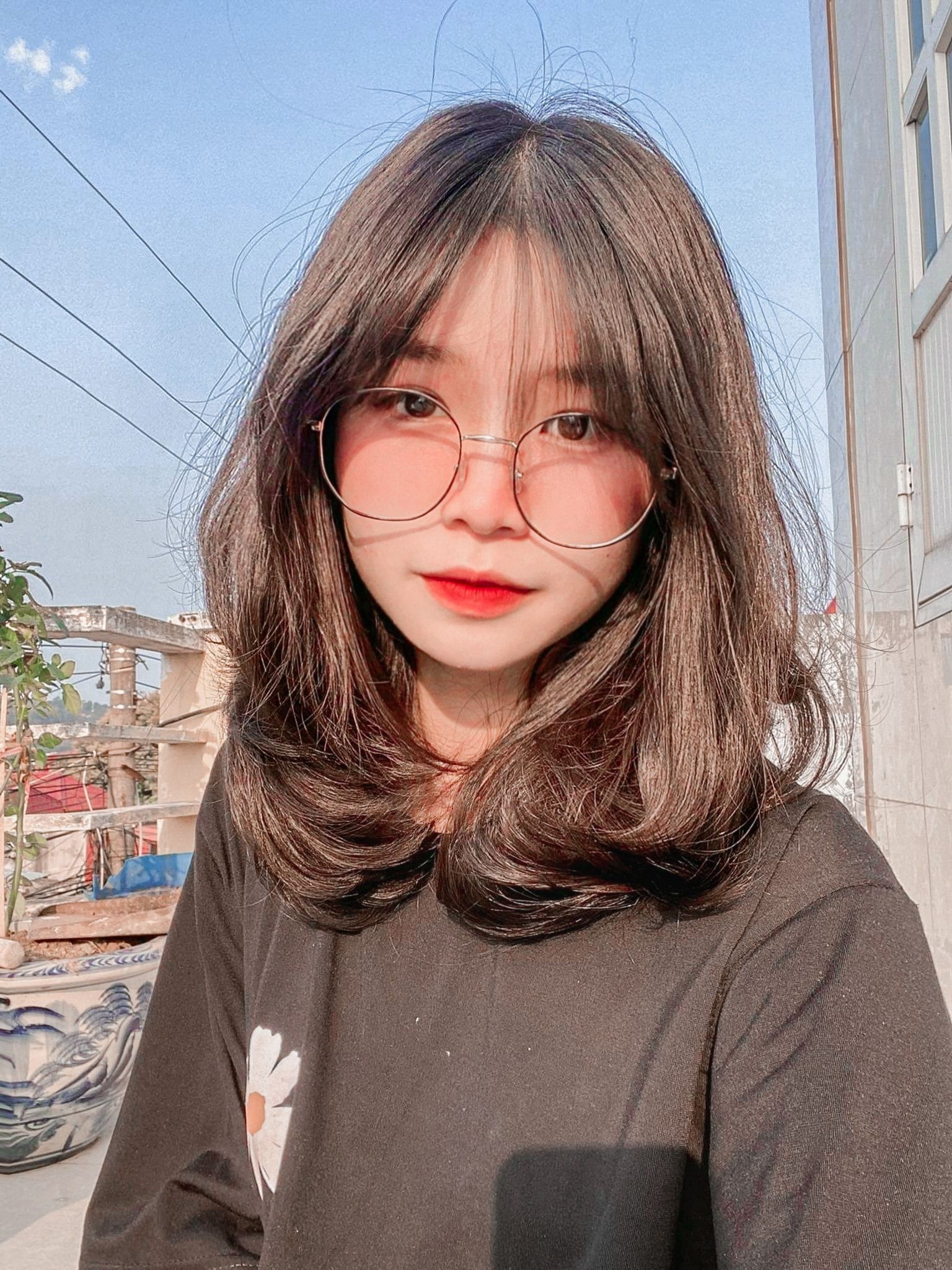 anh gai xinh deo kinh toc ngang vai